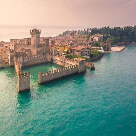 Charming Attic Apartment With Balcony & Swimming Pool Desenzano del Garda Luaran gambar