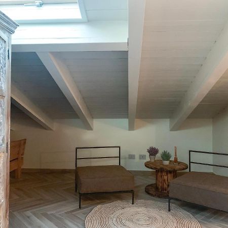 Charming Attic Apartment With Balcony & Swimming Pool Desenzano del Garda Luaran gambar