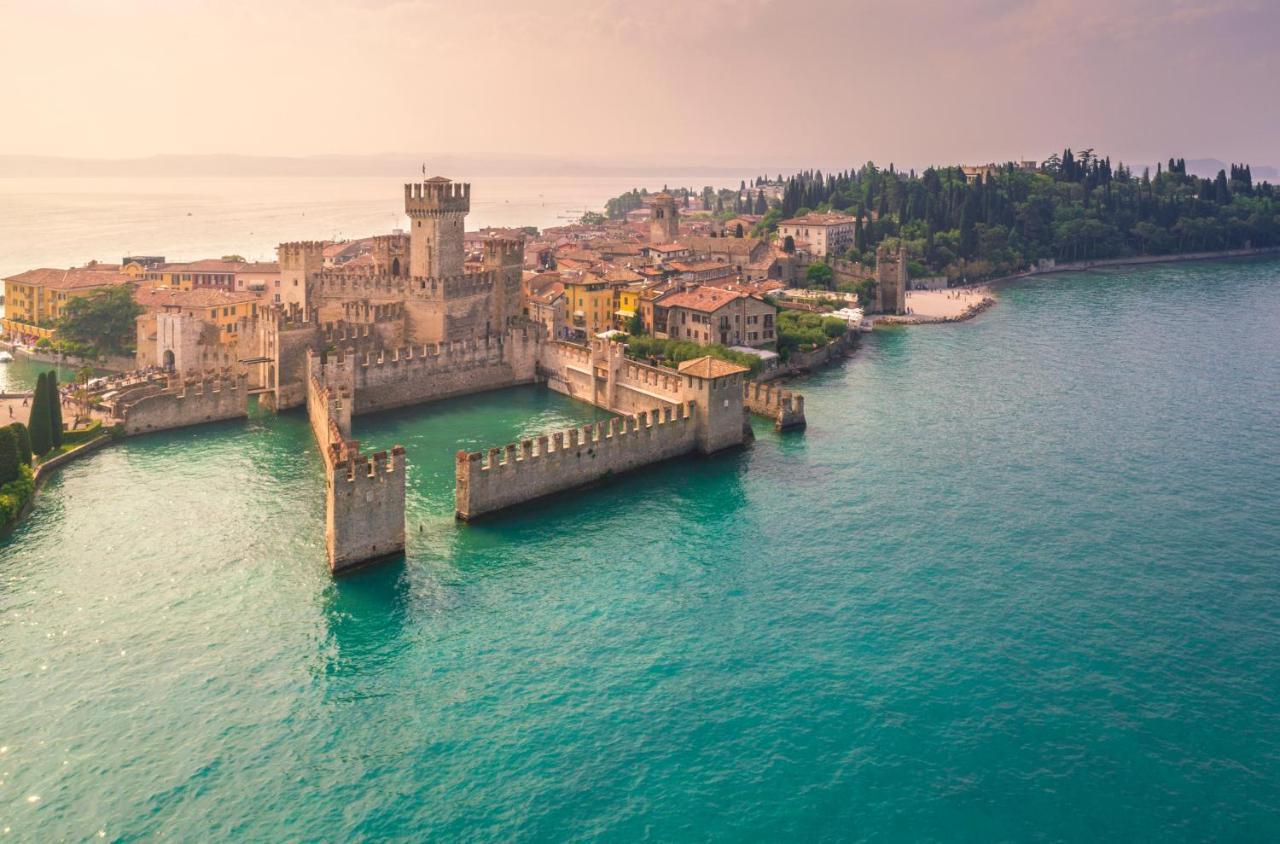 Charming Attic Apartment With Balcony & Swimming Pool Desenzano del Garda Luaran gambar