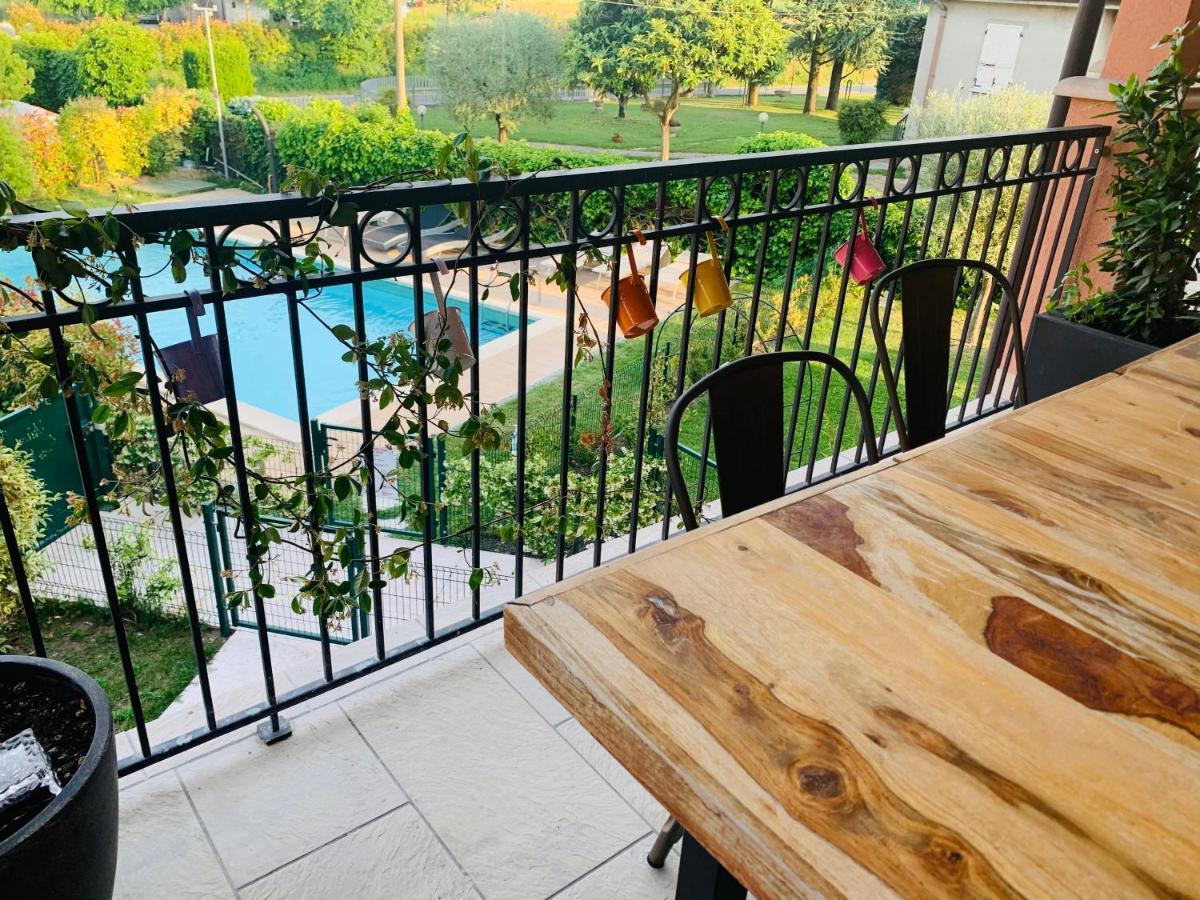 Charming Attic Apartment With Balcony & Swimming Pool Desenzano del Garda Luaran gambar