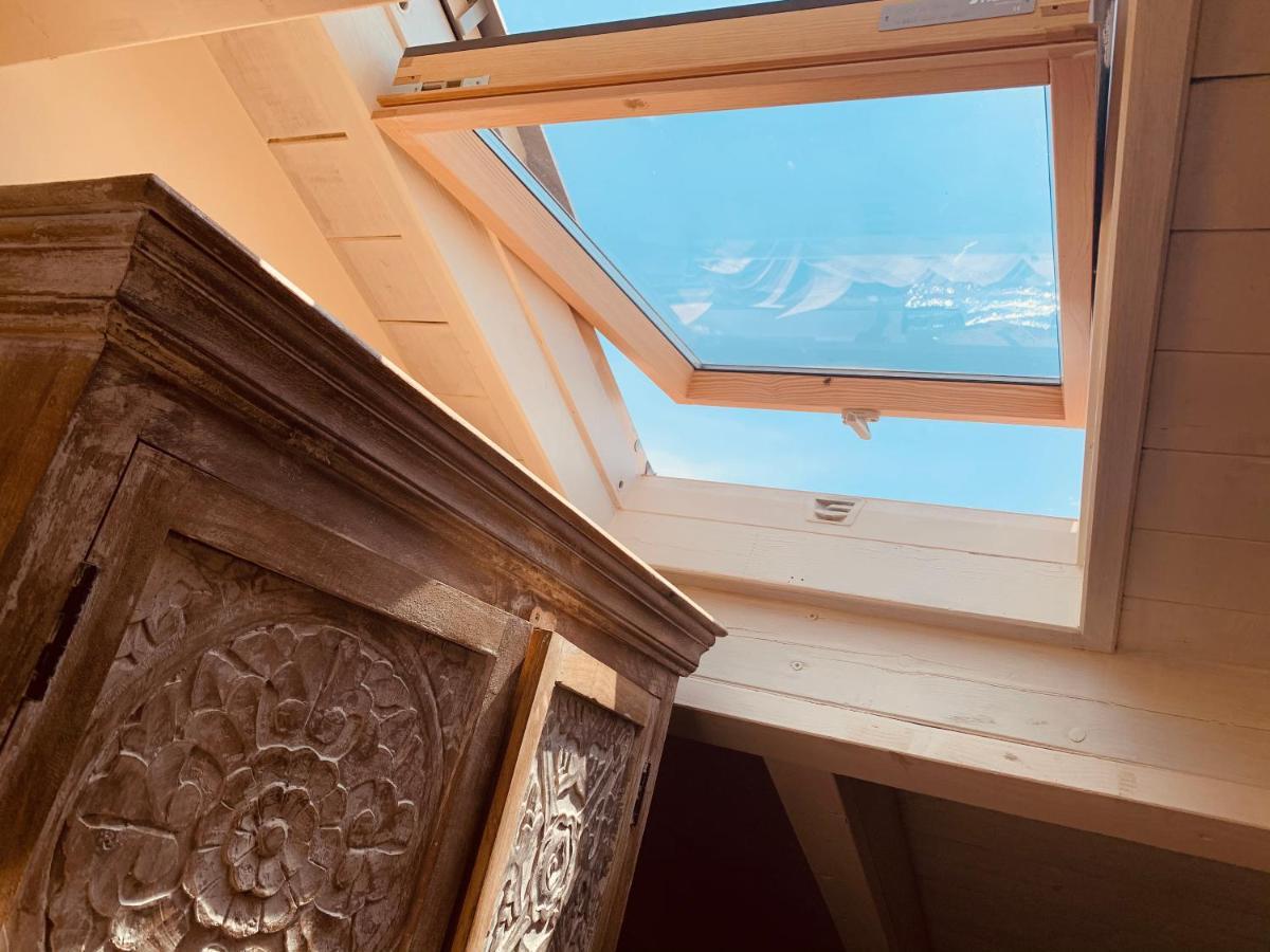 Charming Attic Apartment With Balcony & Swimming Pool Desenzano del Garda Luaran gambar