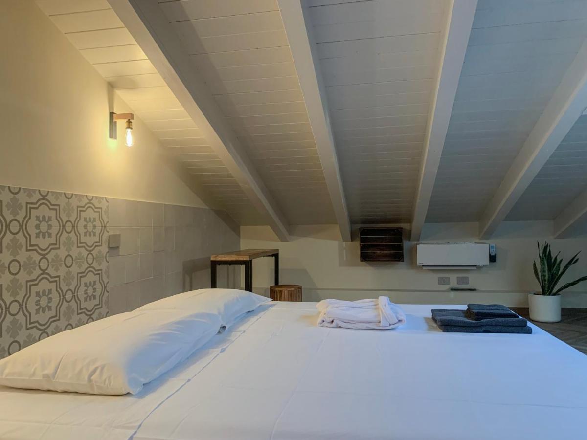Charming Attic Apartment With Balcony & Swimming Pool Desenzano del Garda Luaran gambar
